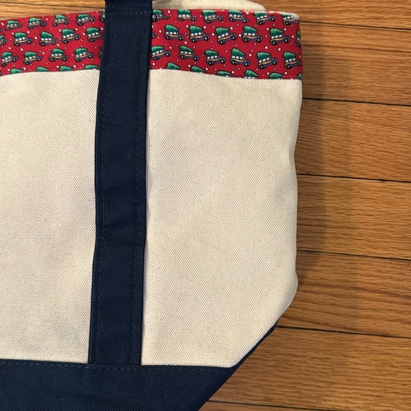 Christmas 🛻 🌲 tote by Vineyard Vines. Used. - Picture 11 of 16